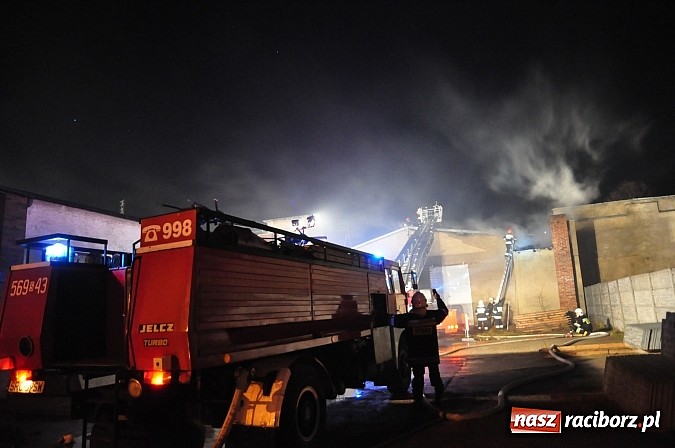 Zdjęcie w galerii na portalu naszraciborz.pl: Strażacy walczyli z groźnym pożarem hali produkcyjnej w Krzanowicach wiadomości z regionu