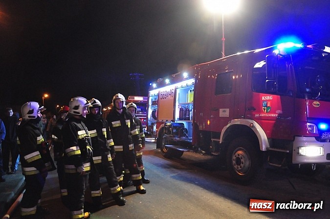 Zdjęcie w galerii na portalu naszraciborz.pl: Strażacy walczyli z groźnym pożarem hali produkcyjnej w Krzanowicach wiadomości z regionu