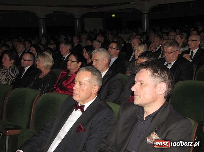 Zdjęcie w galerii na portalu naszraciborz.pl: Porywający koncert zespołu Miraż w RCK-u na spotkaniu noworocznym wiadomości z regionu