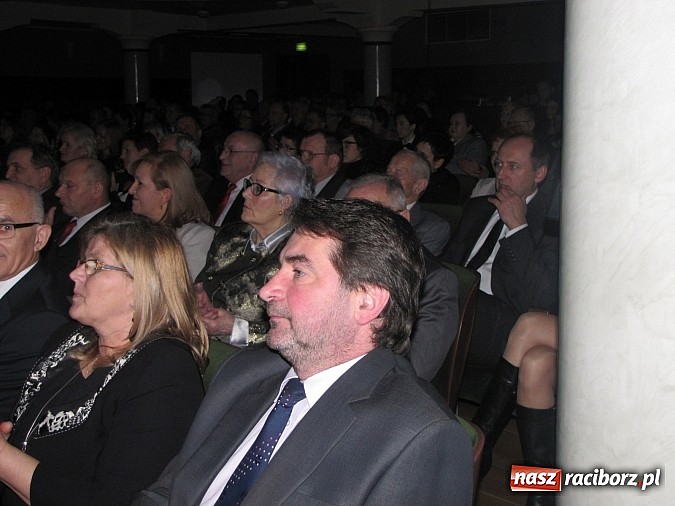 Zdjęcie w galerii na portalu naszraciborz.pl: Porywający koncert zespołu Miraż w RCK-u na spotkaniu noworocznym wiadomości z regionu