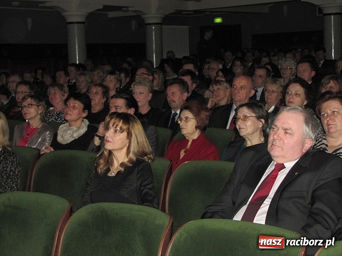 Zdjęcie w galerii na portalu naszraciborz.pl: Porywający koncert zespołu Miraż w RCK-u na spotkaniu noworocznym wiadomości z regionu