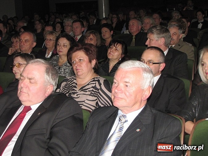 Zdjęcie w galerii na portalu naszraciborz.pl: Porywający koncert zespołu Miraż w RCK-u na spotkaniu noworocznym wiadomości z regionu