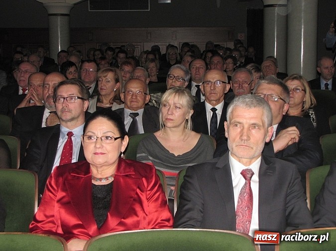 Zdjęcie w galerii na portalu naszraciborz.pl: Porywający koncert zespołu Miraż w RCK-u na spotkaniu noworocznym wiadomości z regionu