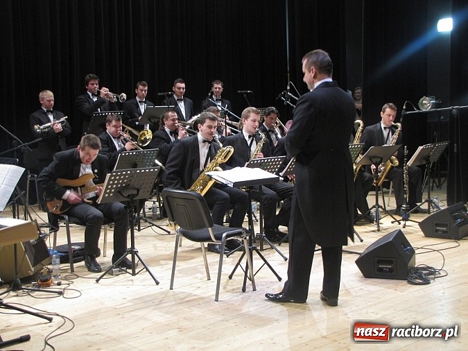 Zdjęcie w galerii na portalu naszraciborz.pl: Porywający koncert zespołu Miraż w RCK-u na spotkaniu noworocznym wiadomości z regionu