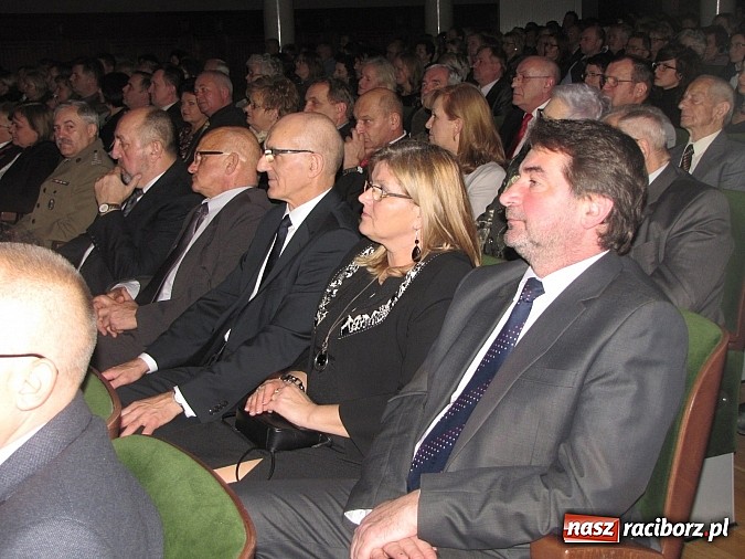 Zdjęcie w galerii na portalu naszraciborz.pl: Porywający koncert zespołu Miraż w RCK-u na spotkaniu noworocznym wiadomości z regionu