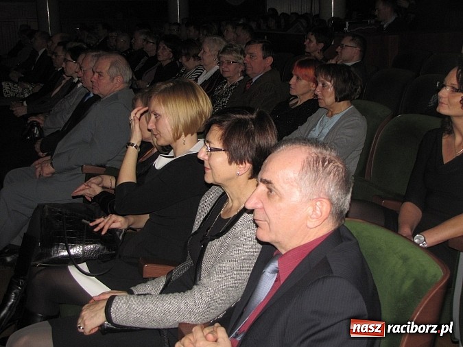 Zdjęcie w galerii na portalu naszraciborz.pl: Porywający koncert zespołu Miraż w RCK-u na spotkaniu noworocznym wiadomości z regionu