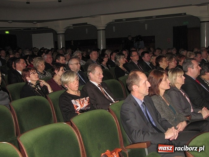 Zdjęcie w galerii na portalu naszraciborz.pl: Porywający koncert zespołu Miraż w RCK-u na spotkaniu noworocznym wiadomości z regionu