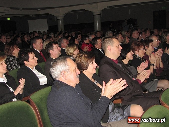 Zdjęcie w galerii na portalu naszraciborz.pl: Porywający koncert zespołu Miraż w RCK-u na spotkaniu noworocznym wiadomości z regionu