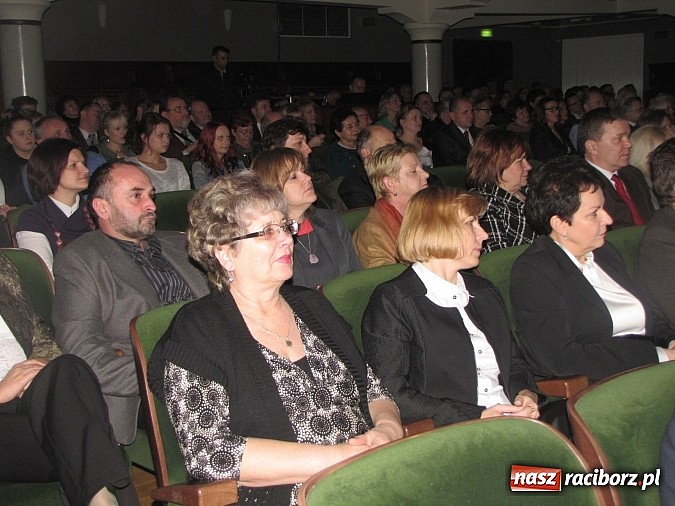 Zdjęcie w galerii na portalu naszraciborz.pl: Porywający koncert zespołu Miraż w RCK-u na spotkaniu noworocznym wiadomości z regionu