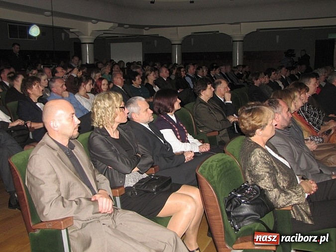 Zdjęcie w galerii na portalu naszraciborz.pl: Porywający koncert zespołu Miraż w RCK-u na spotkaniu noworocznym wiadomości z regionu