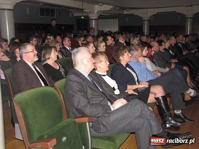 Zdjęcie w galerii na portalu naszraciborz.pl: Porywający koncert zespołu Miraż w RCK-u na spotkaniu noworocznym wiadomości z regionu