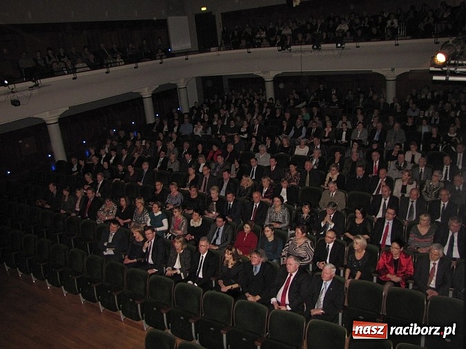 Zdjęcie w galerii na portalu naszraciborz.pl: Porywający koncert zespołu Miraż w RCK-u na spotkaniu noworocznym wiadomości z regionu