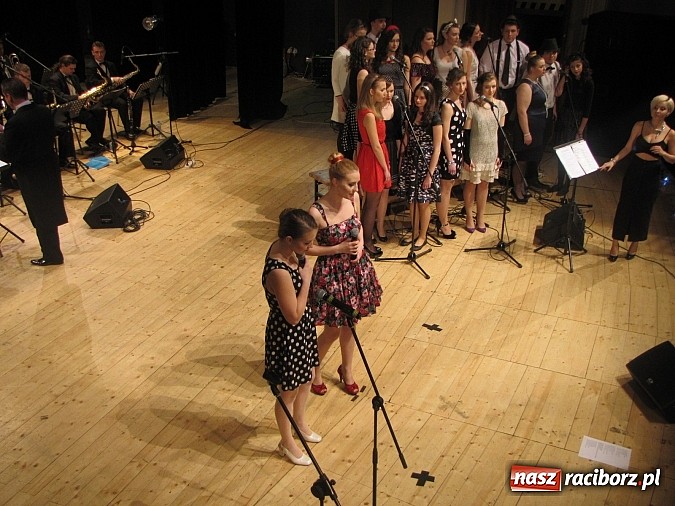 Zdjęcie w galerii na portalu naszraciborz.pl: Porywający koncert zespołu Miraż w RCK-u na spotkaniu noworocznym wiadomości z regionu