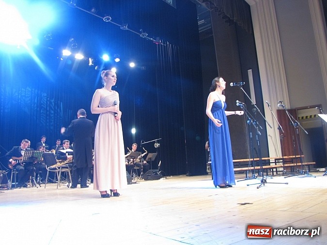 Zdjęcie w galerii na portalu naszraciborz.pl: Porywający koncert zespołu Miraż w RCK-u na spotkaniu noworocznym wiadomości z regionu