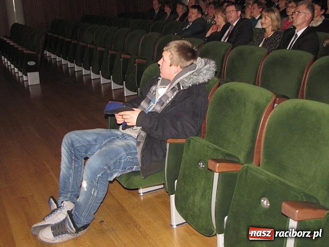 Zdjęcie w galerii na portalu naszraciborz.pl: Porywający koncert zespołu Miraż w RCK-u na spotkaniu noworocznym wiadomości z regionu