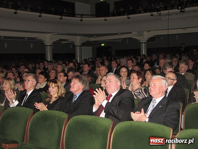 Zdjęcie w galerii na portalu naszraciborz.pl: Porywający koncert zespołu Miraż w RCK-u na spotkaniu noworocznym wiadomości z regionu