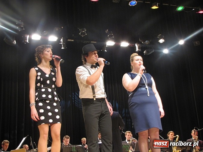 Zdjęcie w galerii na portalu naszraciborz.pl: Porywający koncert zespołu Miraż w RCK-u na spotkaniu noworocznym wiadomości z regionu