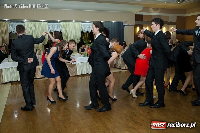 Zdjęcie w galerii na portalu naszraciborz.pl: Maturzyści z Mechanika na balu w Tworkowie wiadomości z regionu