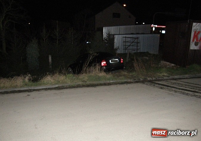 Zdjęcie w galerii na portalu naszraciborz.pl: Czeski pościg w Chałupkach! Kierowca skody uderzył w ogrodzenie a potem pr&oacute;bował zbiec wiadomości z regionu