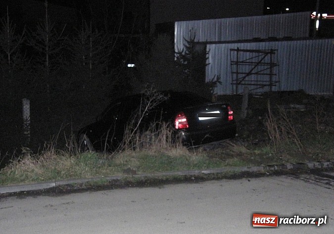 Zdjęcie w galerii na portalu naszraciborz.pl: Czeski pościg w Chałupkach! Kierowca skody uderzył w ogrodzenie a potem pr&oacute;bował zbiec wiadomości z regionu