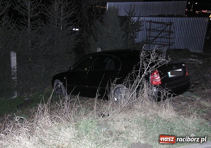 Zdjęcie w galerii na portalu naszraciborz.pl: Czeski pościg w Chałupkach! Kierowca skody uderzył w ogrodzenie a potem pr&oacute;bował zbiec wiadomości z regionu