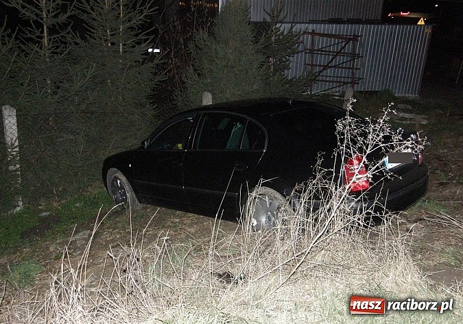Zdjęcie w galerii na portalu naszraciborz.pl: Czeski pościg w Chałupkach! Kierowca skody uderzył w ogrodzenie a potem pr&oacute;bował zbiec wiadomości z regionu
