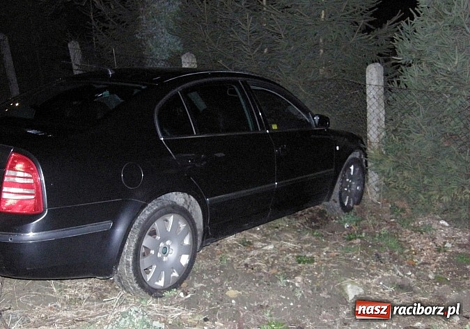 Zdjęcie w galerii na portalu naszraciborz.pl: Czeski pościg w Chałupkach! Kierowca skody uderzył w ogrodzenie a potem pr&oacute;bował zbiec wiadomości z regionu