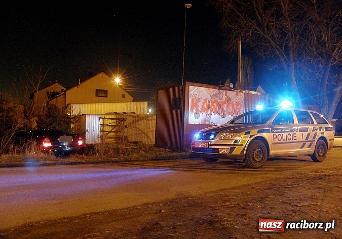 Zdjęcie w galerii na portalu naszraciborz.pl: Czeski pościg w Chałupkach! Kierowca skody uderzył w ogrodzenie a potem pr&oacute;bował zbiec wiadomości z regionu