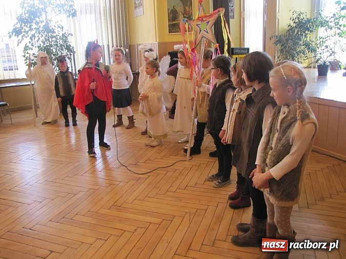 Zdjęcie w galerii na portalu naszraciborz.pl: Kolędnicy z SP 13 w Domu Św. Notburgi wiadomości z regionu