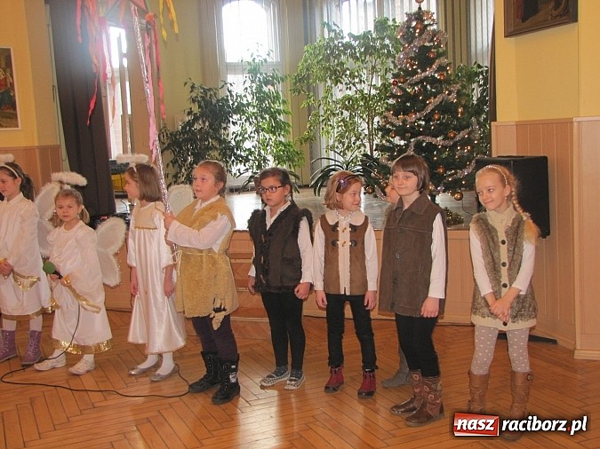 Zdjęcie w galerii na portalu naszraciborz.pl: Kolędnicy z SP 13 w Domu Św. Notburgi wiadomości z regionu