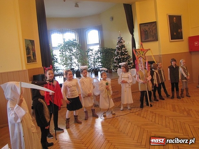 Zdjęcie w galerii na portalu naszraciborz.pl: Kolędnicy z SP 13 w Domu Św. Notburgi wiadomości z regionu