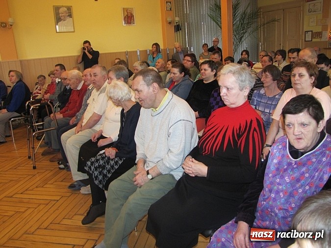 Zdjęcie w galerii na portalu naszraciborz.pl: Kolędnicy z SP 13 w Domu Św. Notburgi wiadomości z regionu