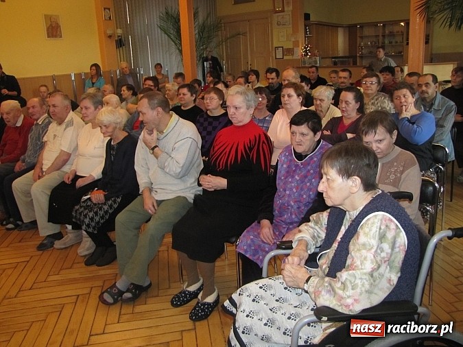 Zdjęcie w galerii na portalu naszraciborz.pl: Kolędnicy z SP 13 w Domu Św. Notburgi wiadomości z regionu
