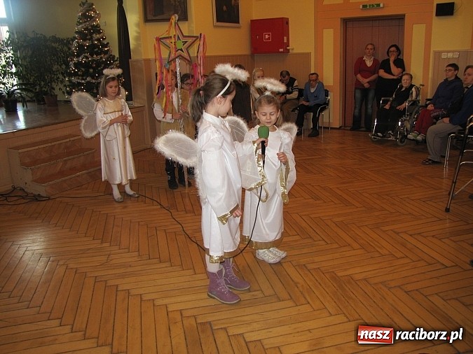 Zdjęcie w galerii na portalu naszraciborz.pl: Kolędnicy z SP 13 w Domu Św. Notburgi wiadomości z regionu