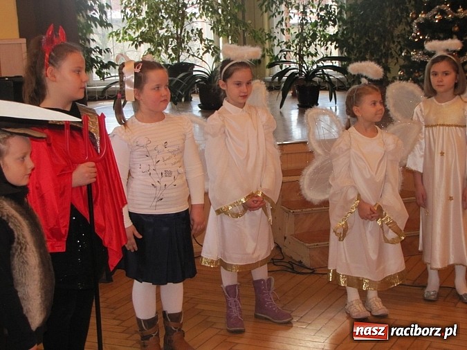 Zdjęcie w galerii na portalu naszraciborz.pl: Kolędnicy z SP 13 w Domu Św. Notburgi wiadomości z regionu