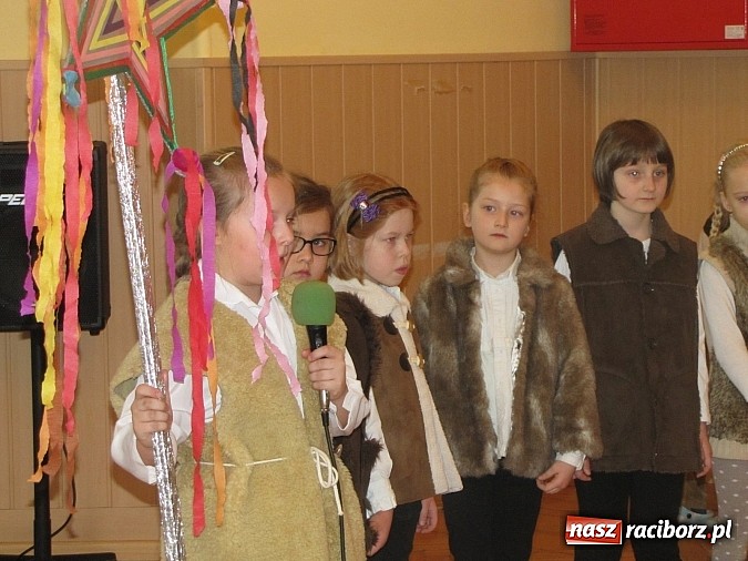Zdjęcie w galerii na portalu naszraciborz.pl: Kolędnicy z SP 13 w Domu Św. Notburgi wiadomości z regionu