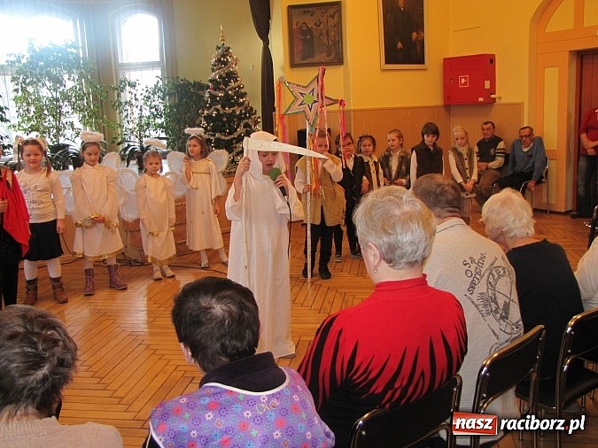 Zdjęcie w galerii na portalu naszraciborz.pl: Kolędnicy z SP 13 w Domu Św. Notburgi wiadomości z regionu