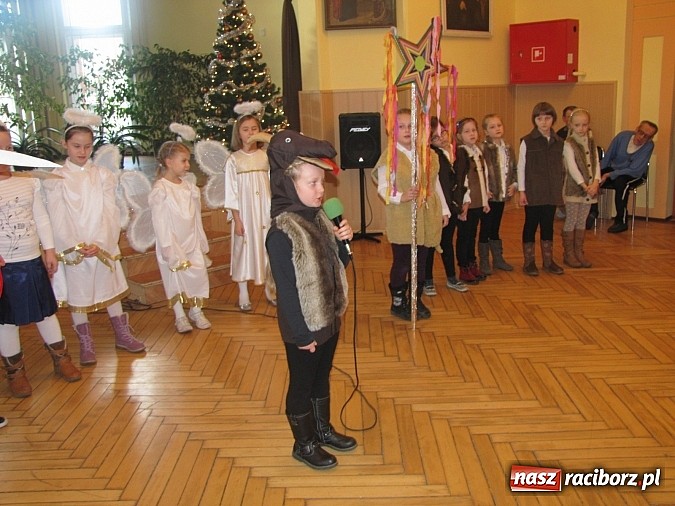 Zdjęcie w galerii na portalu naszraciborz.pl: Kolędnicy z SP 13 w Domu Św. Notburgi wiadomości z regionu