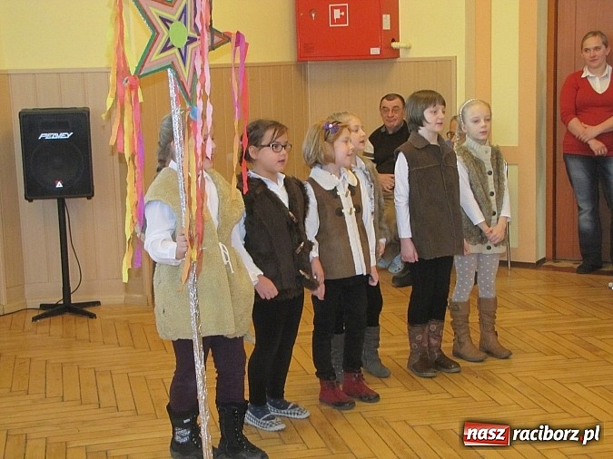 Zdjęcie w galerii na portalu naszraciborz.pl: Kolędnicy z SP 13 w Domu Św. Notburgi wiadomości z regionu