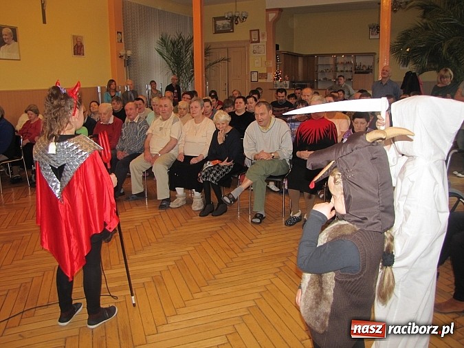 Zdjęcie w galerii na portalu naszraciborz.pl: Kolędnicy z SP 13 w Domu Św. Notburgi wiadomości z regionu