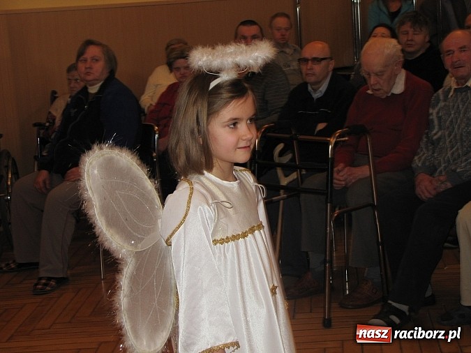 Zdjęcie w galerii na portalu naszraciborz.pl: Kolędnicy z SP 13 w Domu Św. Notburgi wiadomości z regionu