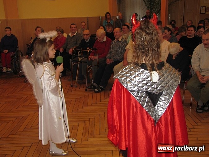 Zdjęcie w galerii na portalu naszraciborz.pl: Kolędnicy z SP 13 w Domu Św. Notburgi wiadomości z regionu