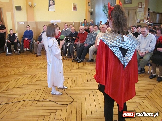 Zdjęcie w galerii na portalu naszraciborz.pl: Kolędnicy z SP 13 w Domu Św. Notburgi wiadomości z regionu