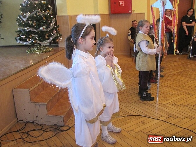 Zdjęcie w galerii na portalu naszraciborz.pl: Kolędnicy z SP 13 w Domu Św. Notburgi wiadomości z regionu