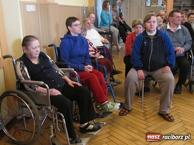 Zdjęcie w galerii na portalu naszraciborz.pl: Kolędnicy z SP 13 w Domu Św. Notburgi wiadomości z regionu