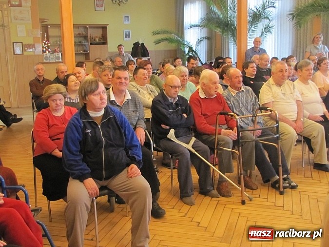Zdjęcie w galerii na portalu naszraciborz.pl: Kolędnicy z SP 13 w Domu Św. Notburgi wiadomości z regionu