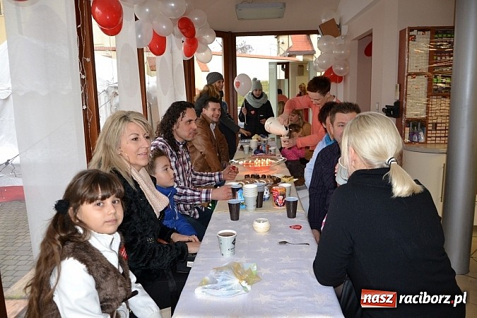 Zdjęcie w galerii na portalu naszraciborz.pl: Fryzjerki z Tworkowa dla WOŚP wiadomości z regionu