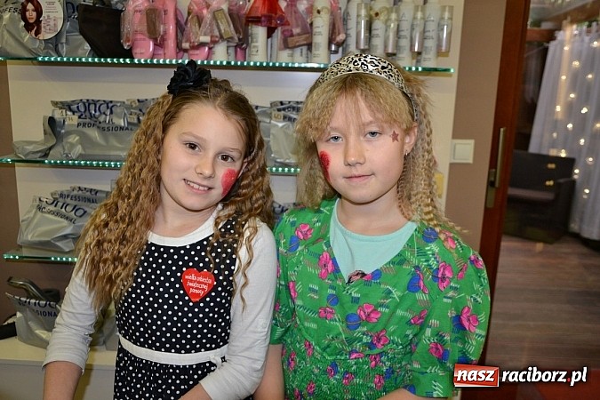 Zdjęcie w galerii na portalu naszraciborz.pl: Fryzjerki z Tworkowa dla WOŚP wiadomości z regionu