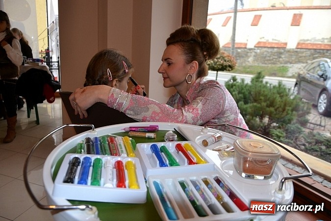 Zdjęcie w galerii na portalu naszraciborz.pl: Fryzjerki z Tworkowa dla WOŚP wiadomości z regionu