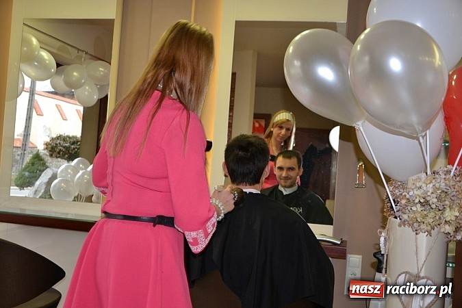 Zdjęcie w galerii na portalu naszraciborz.pl: Fryzjerki z Tworkowa dla WOŚP wiadomości z regionu